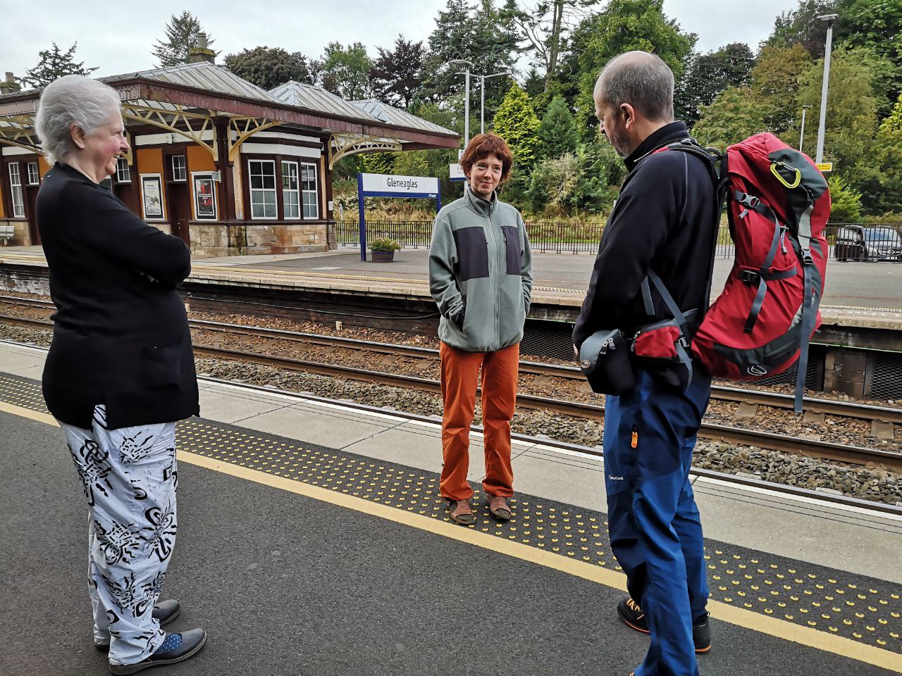 What looks like a strange Mexican stand-off at Gleneagles station